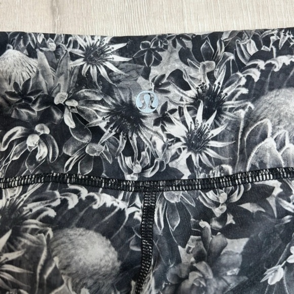 Lululemon Wunder Under Pant Full-On Luxtreme Flowabunga Black Angel Wing/Black 8 - Picture 7 of 9